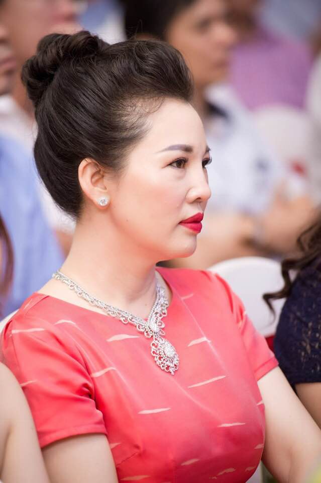 Cô dâu trong đám cưới 200 cây vàng ở lâu đài xinh đẹp, nhưng nhan sắc của người mẹ mới thật đáng ngưỡng mộ-13
