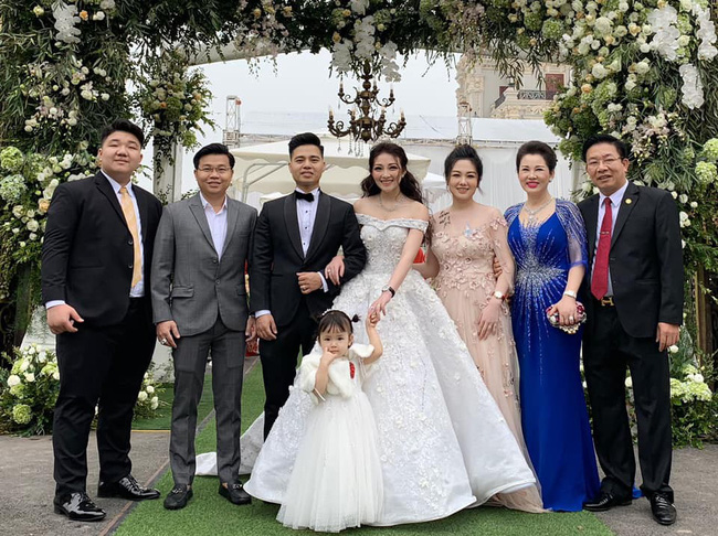 Cô dâu trong đám cưới 200 cây vàng ở lâu đài xinh đẹp, nhưng nhan sắc của người mẹ mới thật đáng ngưỡng mộ-12