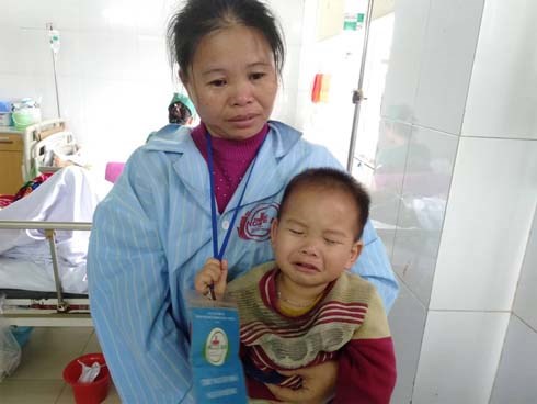 Nghệ An: Con trai 2 tuổi sợ hãi khóc thét sau 2 tháng gặp lại bố bị tai nạn giao thông