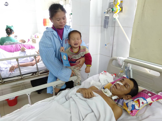 Nghệ An: Con trai 2 tuổi sợ hãi khóc thét sau 2 tháng gặp lại bố bị tai nạn giao thông-1