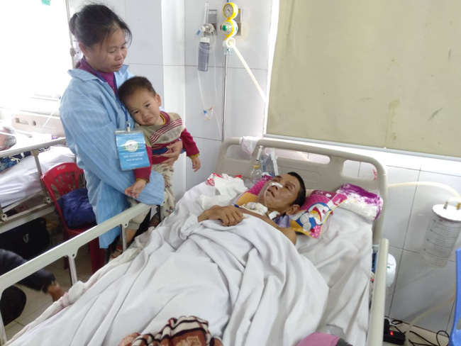 Nghệ An: Con trai 2 tuổi sợ hãi khóc thét sau 2 tháng gặp lại bố bị tai nạn giao thông-10