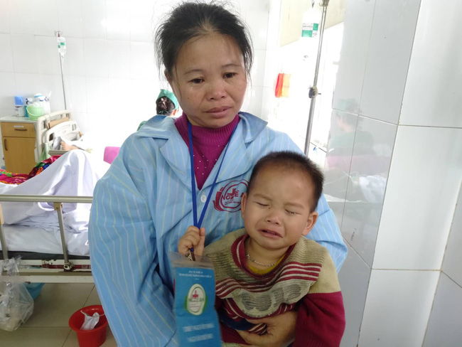 Nghệ An: Con trai 2 tuổi sợ hãi khóc thét sau 2 tháng gặp lại bố bị tai nạn giao thông-4