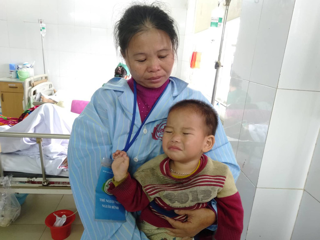 Nghệ An: Con trai 2 tuổi sợ hãi khóc thét sau 2 tháng gặp lại bố bị tai nạn giao thông-9