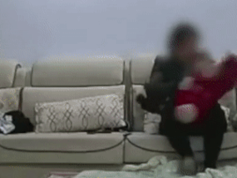 Phẫn nộ cậu bé 3 tuổi bị bố và người tình bạo hành mỗi ngày, đói tới mức phải lấy phân để ăn-3