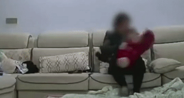 Bảo mẫu bạo hành bé trai 10 tháng tuổi khiến ai nhìn cũng bức xúc nhưng mức án phạt bà nhận lại gây phẫn nộ hơn cả-1