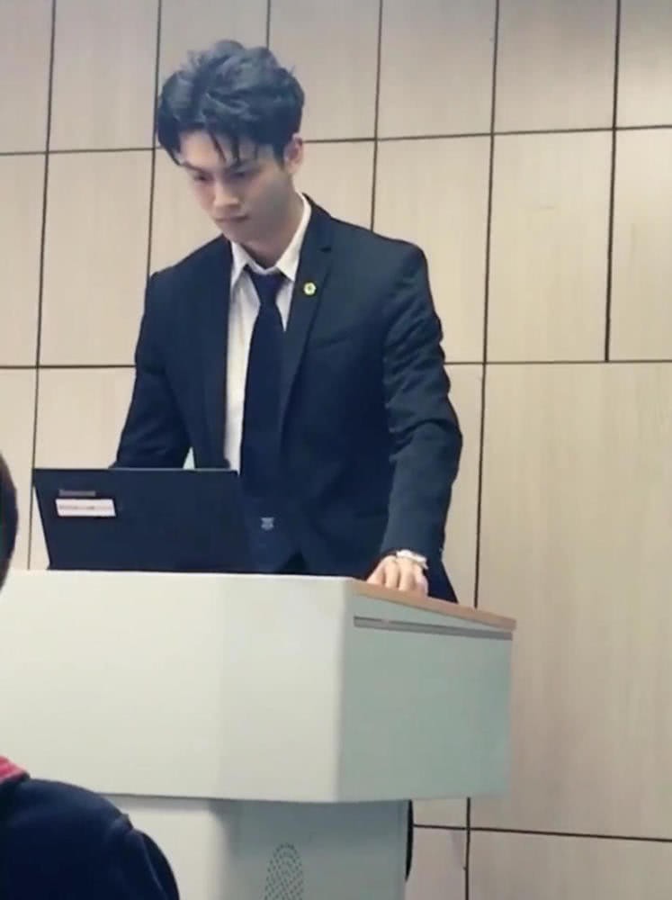 Xuất hiện hình ảnh chụp lén thầy giáo đẹp trai như soái ca với nụ cười tỏa nắng khiến dân tình điên đảo-3