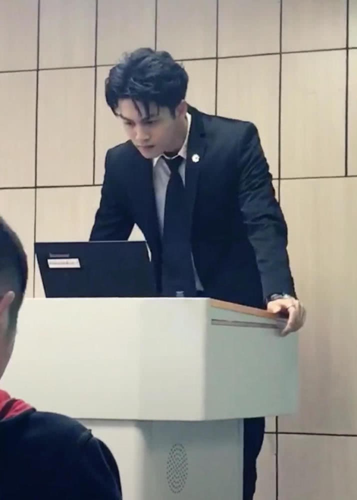 Xuất hiện hình ảnh chụp lén thầy giáo đẹp trai như soái ca với nụ cười tỏa nắng khiến dân tình điên đảo-4