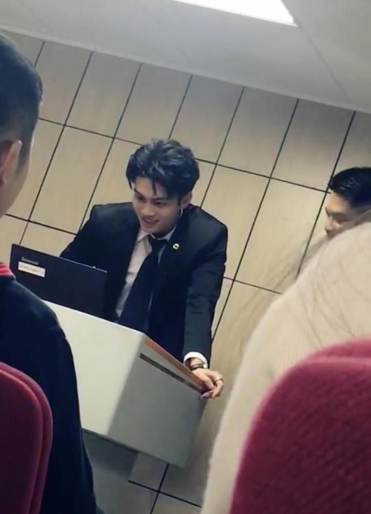 Xuất hiện hình ảnh chụp lén thầy giáo đẹp trai như soái ca với nụ cười tỏa nắng khiến dân tình điên đảo-2