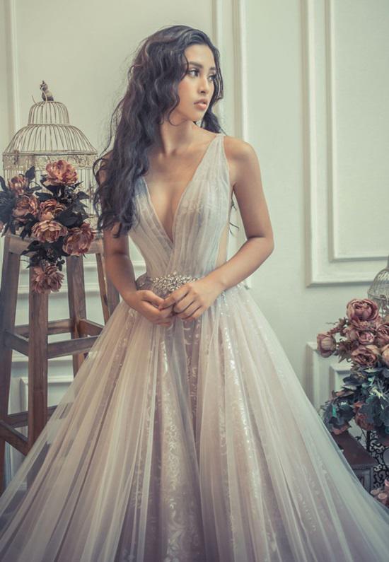 Đăng quang nửa năm, HH Tiểu Vy lộ sở thích độc, lạ: nghiện mặc quần ngắn, váy xẻ ngực và...-5