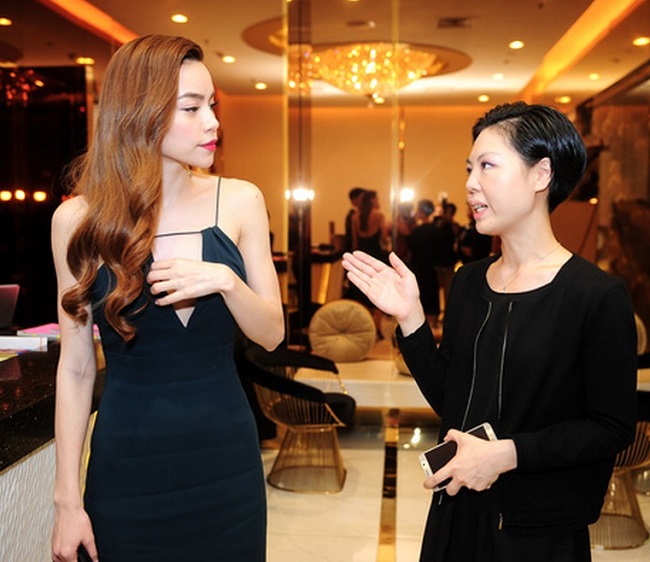 Váy áo rộng cổ, xẻ cao khiến Chi Pu, Mai Phương Thúy... bối rối-17