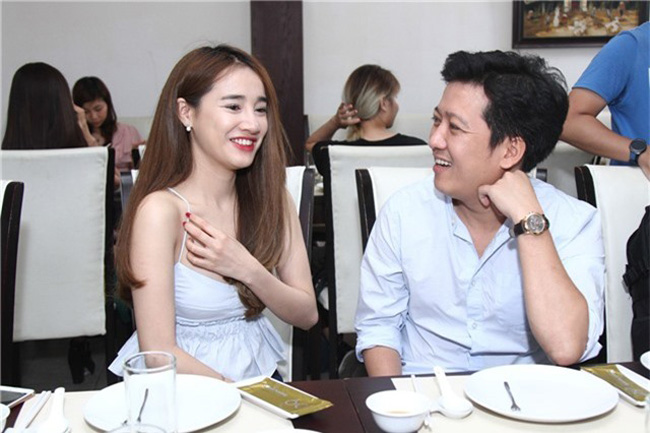 Váy áo rộng cổ, xẻ cao khiến Chi Pu, Mai Phương Thúy... bối rối-10