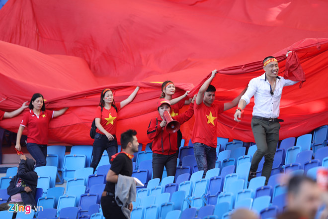 Hàng triệu người hâm mộ vỡ òa hạnh phúc trước chiến thắng của ĐT Việt Nam-59