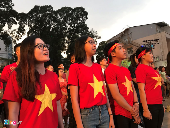 Hàng triệu người hâm mộ vỡ òa hạnh phúc trước chiến thắng của ĐT Việt Nam-54