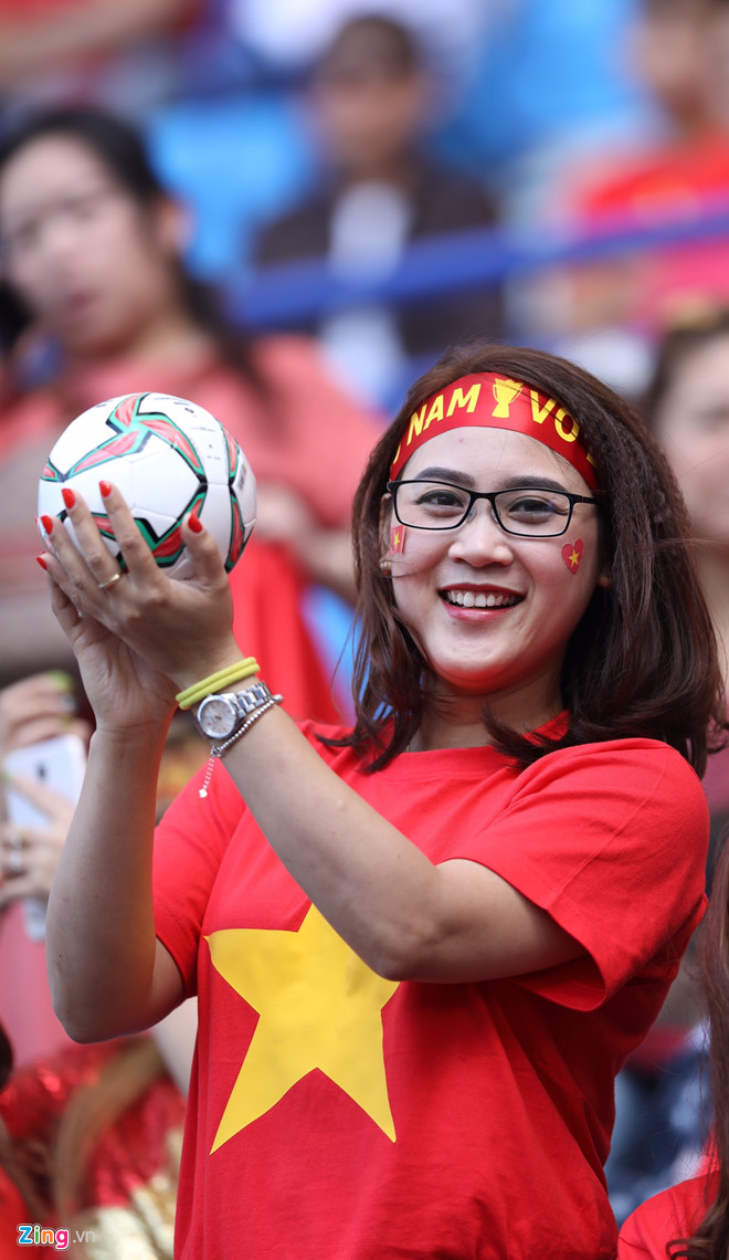 Hàng triệu người hâm mộ vỡ òa hạnh phúc trước chiến thắng của ĐT Việt Nam-49