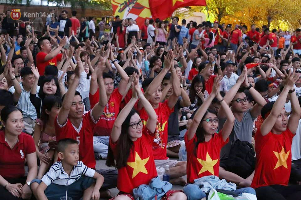 Hàng triệu người hâm mộ vỡ òa hạnh phúc trước chiến thắng của ĐT Việt Nam-44