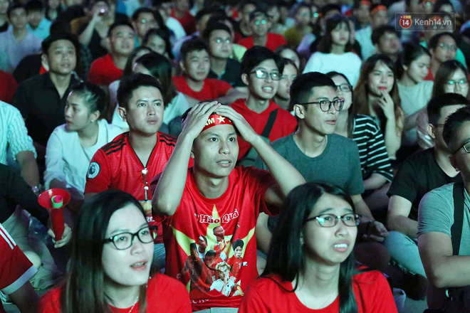 Hàng triệu người hâm mộ vỡ òa hạnh phúc trước chiến thắng của ĐT Việt Nam-35