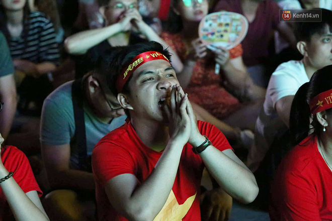 Hàng triệu người hâm mộ vỡ òa hạnh phúc trước chiến thắng của ĐT Việt Nam-36
