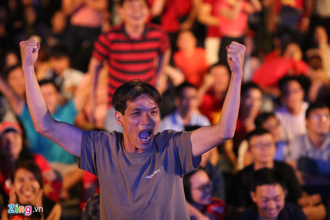 Hàng triệu người hâm mộ vỡ òa hạnh phúc trước chiến thắng của ĐT Việt Nam-32