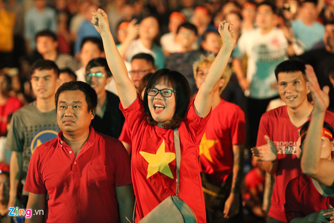 Hàng triệu người hâm mộ vỡ òa hạnh phúc trước chiến thắng của ĐT Việt Nam-33