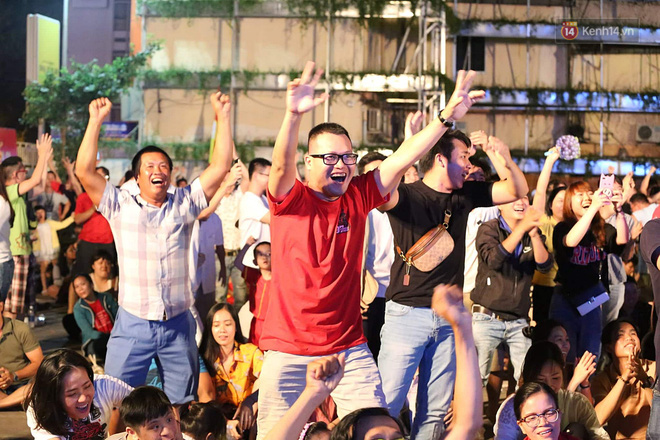 Hàng triệu người hâm mộ vỡ òa hạnh phúc trước chiến thắng của ĐT Việt Nam-31