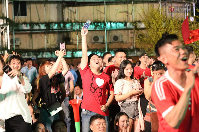 Hàng triệu người hâm mộ vỡ òa hạnh phúc trước chiến thắng của ĐT Việt Nam-30