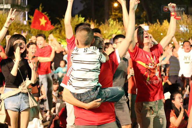 Hàng triệu người hâm mộ vỡ òa hạnh phúc trước chiến thắng của ĐT Việt Nam-29