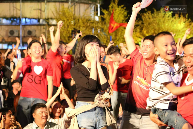Hàng triệu người hâm mộ vỡ òa hạnh phúc trước chiến thắng của ĐT Việt Nam-28