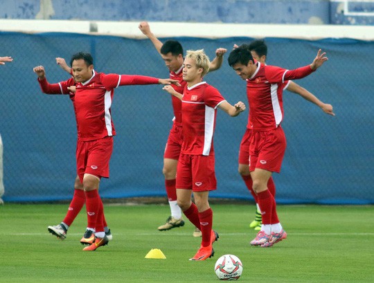 Vì sao HLV Park Hang Seo ngồi thẫn thờ ngoài sân Al Tayer?-1