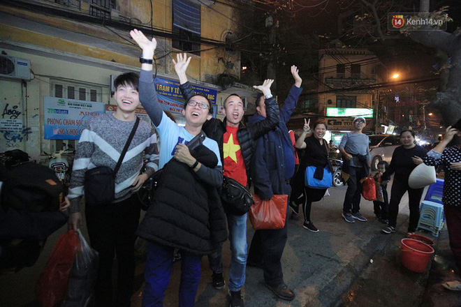 Hàng triệu người hâm mộ vỡ òa hạnh phúc trước chiến thắng của ĐT Việt Nam-26