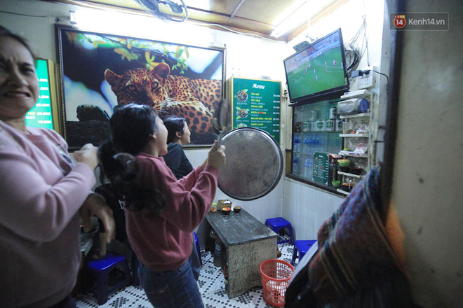 Hàng triệu người hâm mộ vỡ òa hạnh phúc trước chiến thắng của ĐT Việt Nam-27