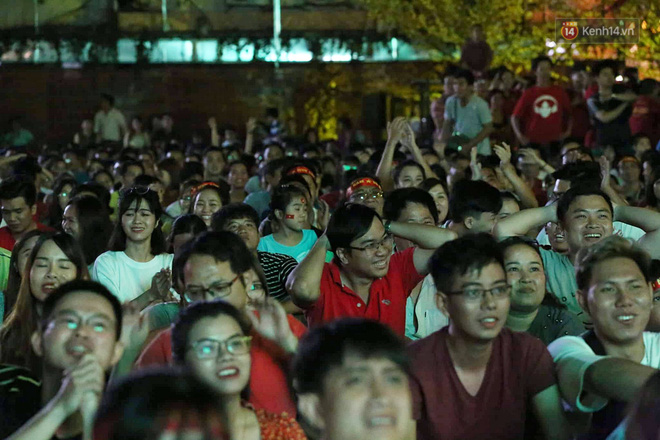 Hàng triệu người hâm mộ vỡ òa hạnh phúc trước chiến thắng của ĐT Việt Nam-23
