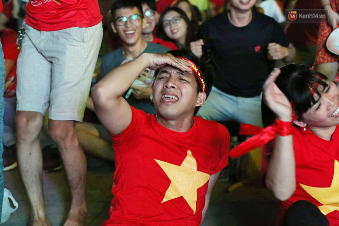 Hàng triệu người hâm mộ vỡ òa hạnh phúc trước chiến thắng của ĐT Việt Nam-24