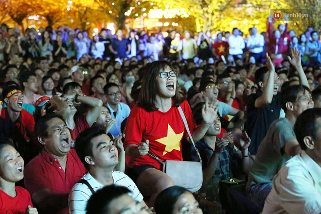 Hàng triệu người hâm mộ vỡ òa hạnh phúc trước chiến thắng của ĐT Việt Nam-25