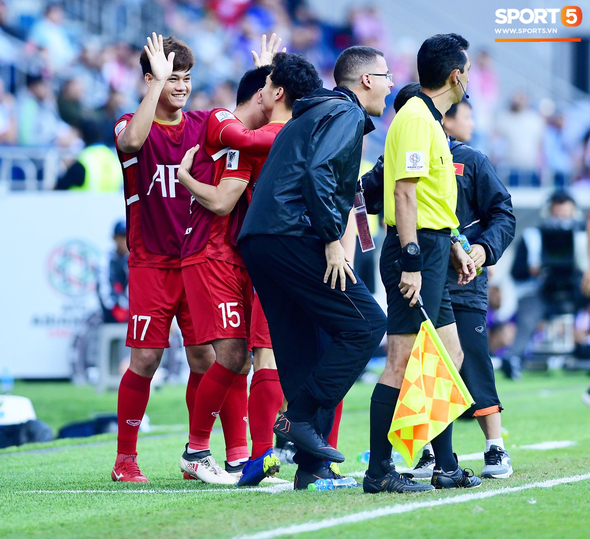 Xúc động hình ảnh Công Phượng ăn mừng, chạy thẳng đến ôm Đức Huy mừng sinh nhật-6