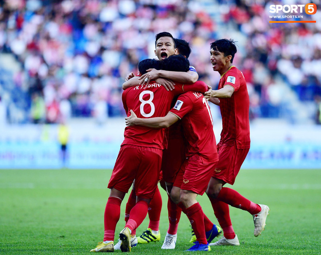 Xúc động hình ảnh Công Phượng ăn mừng, chạy thẳng đến ôm Đức Huy mừng sinh nhật-9