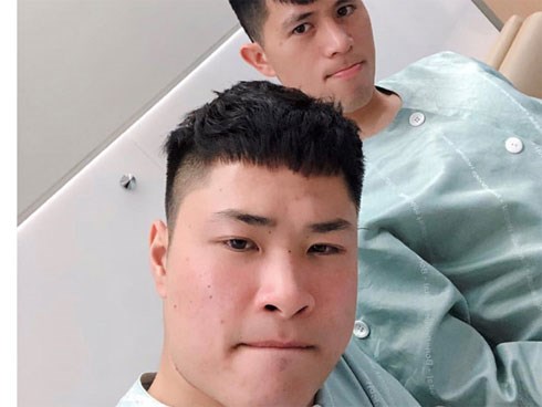 Đình Trọng chia sẻ hình ảnh xem trận đấu của Việt Nam trong bệnh viện