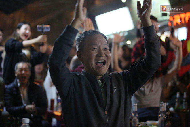 Hàng triệu người hâm mộ vỡ òa hạnh phúc trước chiến thắng của ĐT Việt Nam-1