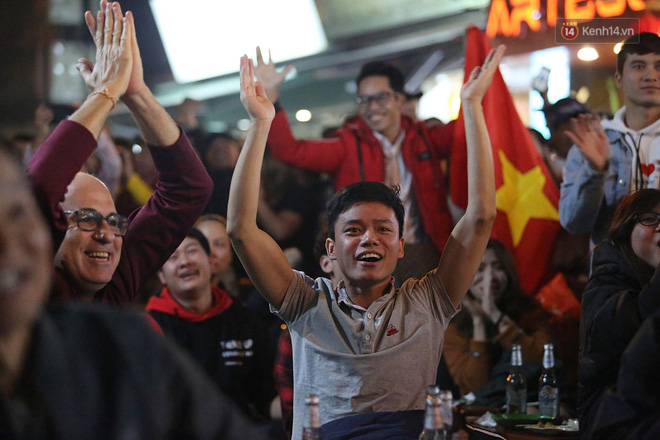 Hàng triệu người hâm mộ vỡ òa hạnh phúc trước chiến thắng của ĐT Việt Nam-5