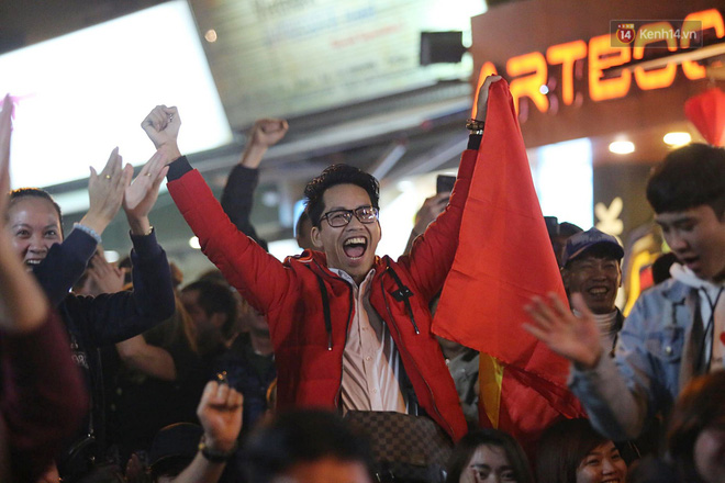 Hàng triệu người hâm mộ vỡ òa hạnh phúc trước chiến thắng của ĐT Việt Nam-6