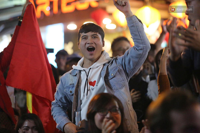 Hàng triệu người hâm mộ vỡ òa hạnh phúc trước chiến thắng của ĐT Việt Nam-9