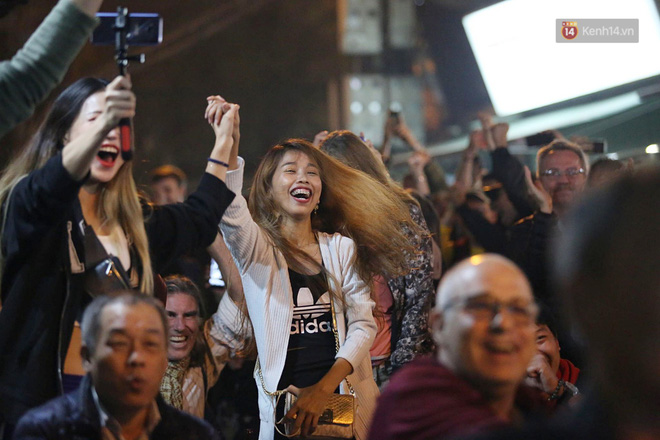 Hàng triệu người hâm mộ vỡ òa hạnh phúc trước chiến thắng của ĐT Việt Nam-10