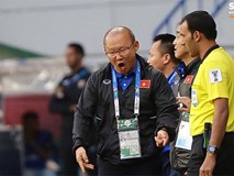 Quang Hải bị phạm lỗi, HLV Park Hang Seo gắt với cả trọng tài và HLV Jordan để đòi công bằng Quang Hải bị phạm lỗi, HLV Park Hang Seo gắt với cả trọng tài và HLV Jordan để đòi công bằng