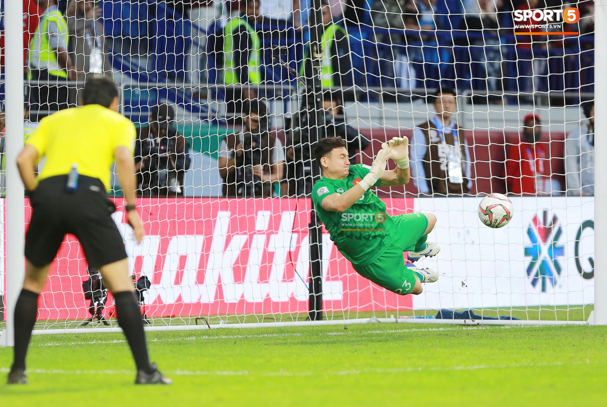 Văn Lâm: Bí quyết bắt penalty không có gì ngoài tự tin-1