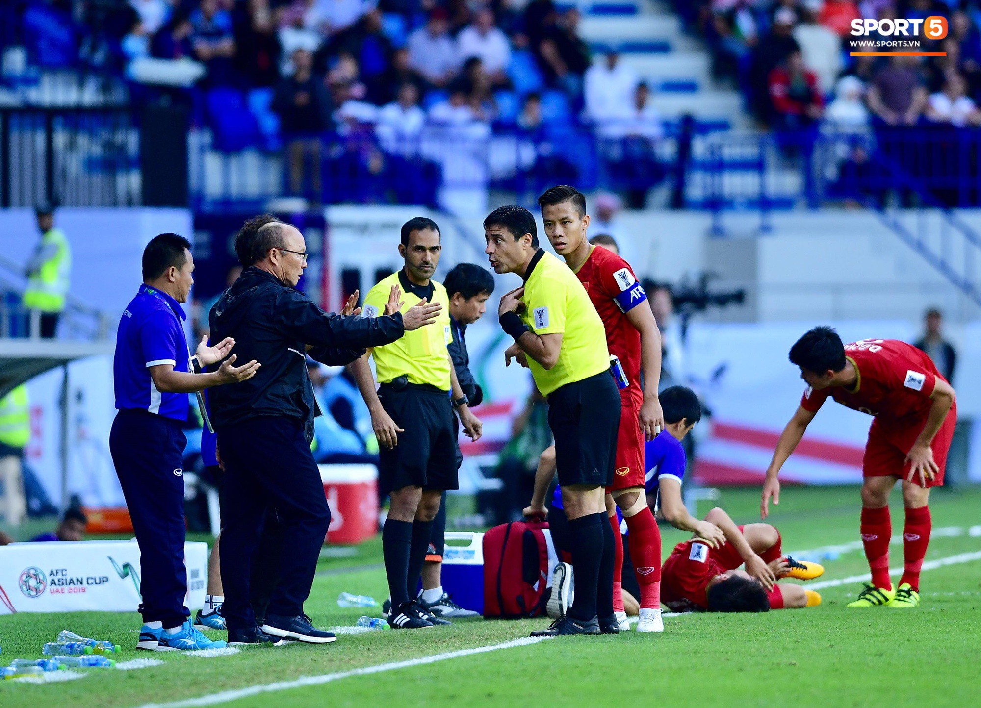 Quang Hải bị phạm lỗi, HLV Park Hang Seo gắt với cả trọng tài và HLV Jordan để đòi công bằng-6