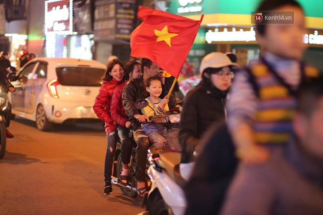 Người hâm mộ tràn xuống đường, hò reo vui sướng trước chiến thắng nghẹt thở của đội tuyển Việt Nam sau loạt sút luân lưu-15