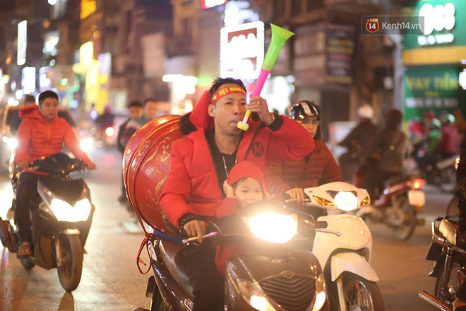 Người hâm mộ tràn xuống đường, hò reo vui sướng trước chiến thắng nghẹt thở của đội tuyển Việt Nam sau loạt sút luân lưu-16