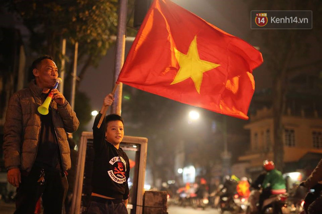 Người hâm mộ tràn xuống đường, hò reo vui sướng trước chiến thắng nghẹt thở của đội tuyển Việt Nam sau loạt sút luân lưu-2