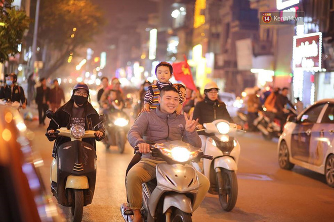 Người hâm mộ tràn xuống đường, hò reo vui sướng trước chiến thắng nghẹt thở của đội tuyển Việt Nam sau loạt sút luân lưu-17