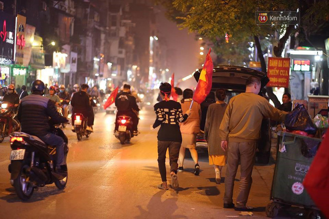 Người hâm mộ tràn xuống đường, hò reo vui sướng trước chiến thắng nghẹt thở của đội tuyển Việt Nam sau loạt sút luân lưu-13