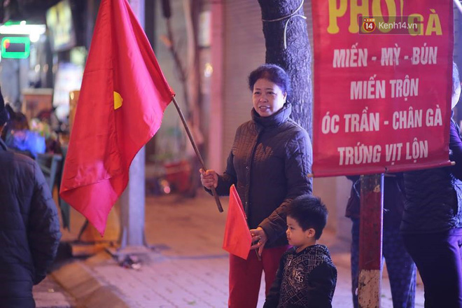 Người hâm mộ tràn xuống đường, hò reo vui sướng trước chiến thắng nghẹt thở của đội tuyển Việt Nam sau loạt sút luân lưu-14